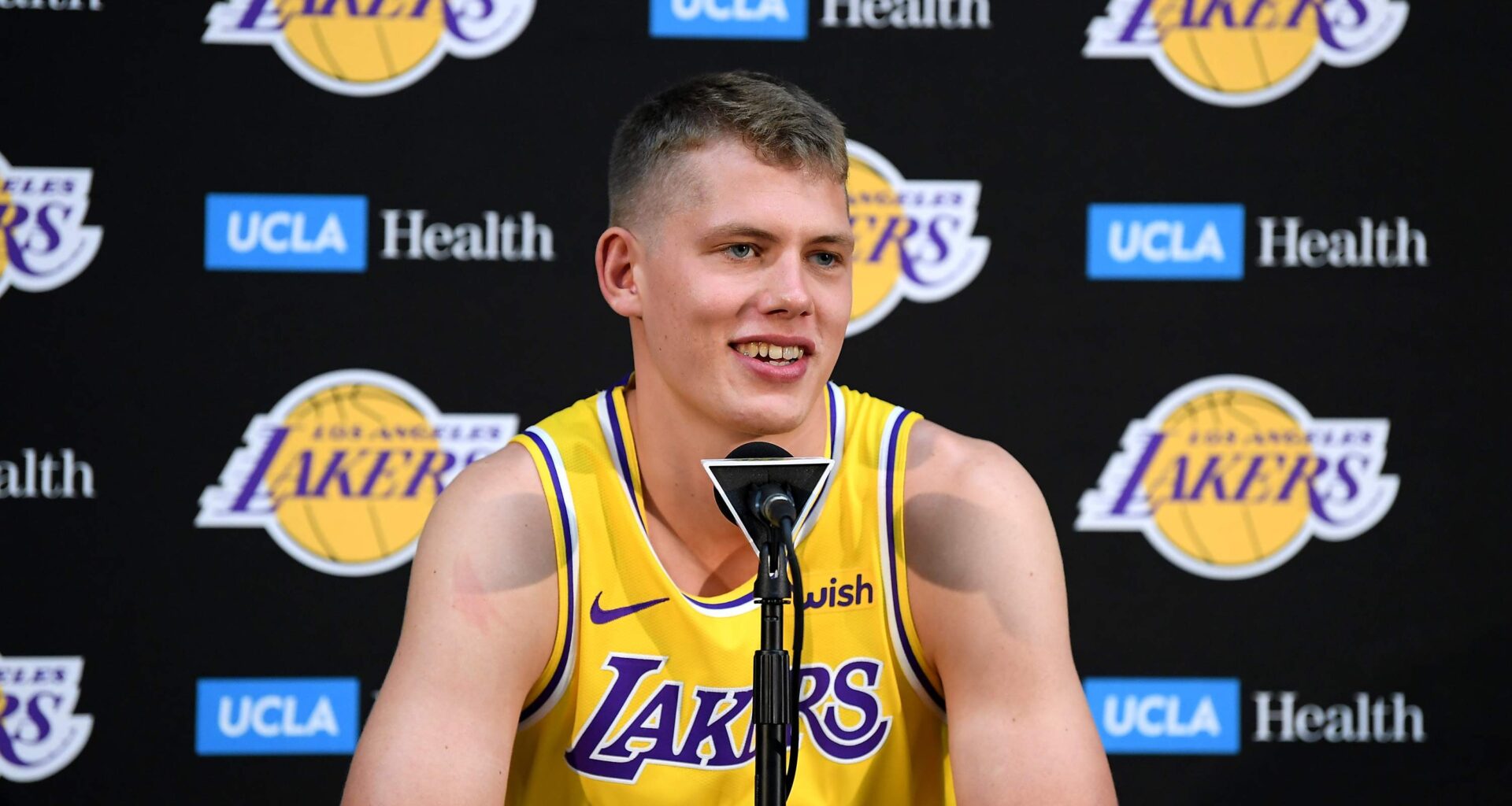 Former Lakers Player Officially Signs With New NBA Team