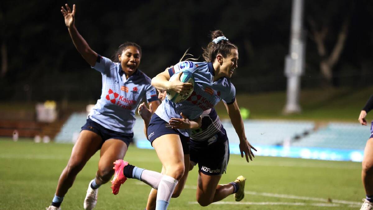 Maya Stewart runs in her opening try for the Waratahs. (Mark Kolbe/AAP PHOTOS)