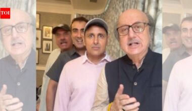 Anupam Kher hops on viral 'Mere Mehboob Qayamat Hogi' trend from CJP protest with 'Khosla Ka Ghosla 2' co-stars Boman Irani, Ranvir Shorey and Pravin Dabas ahead of August release - WATCH | Hindi Movie News