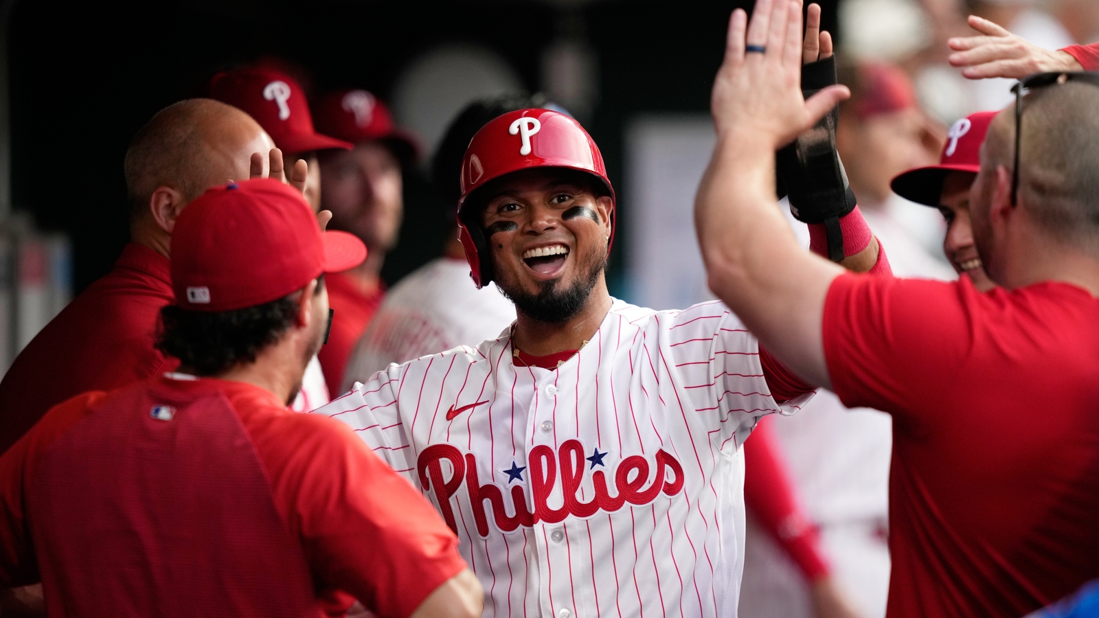 Luis Arraez gets standing O in Phillies debut: 'That was beautiful'