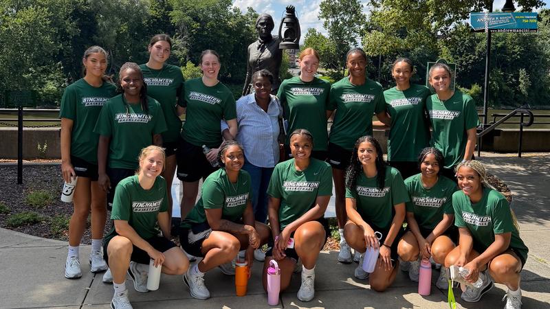 Women’s Basketball Explores Downtown Binghamton Freedom Trail