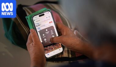 Older Australians losing independence as digital divide widens