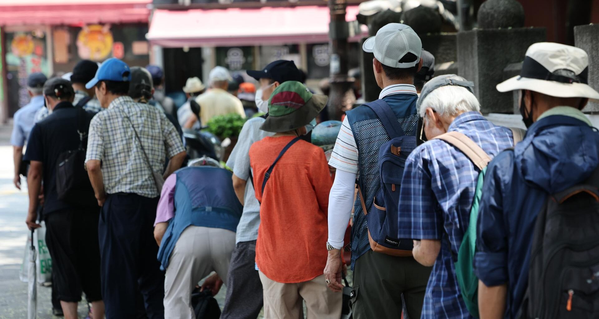 Elderly citizens visit Tapgol Park in Jongno District, Seoul, for free meals, July 28. Those aged 65 and older reached 20.7 percent, or 10.723 million people, surpassing 20 percent of the total population for the first time, according to the National Data Office