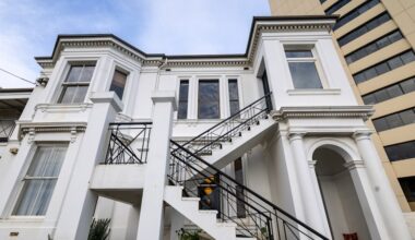 If these walls could talk: AFL legend Ron Barassi’s St Kilda home at Marli Place on the market