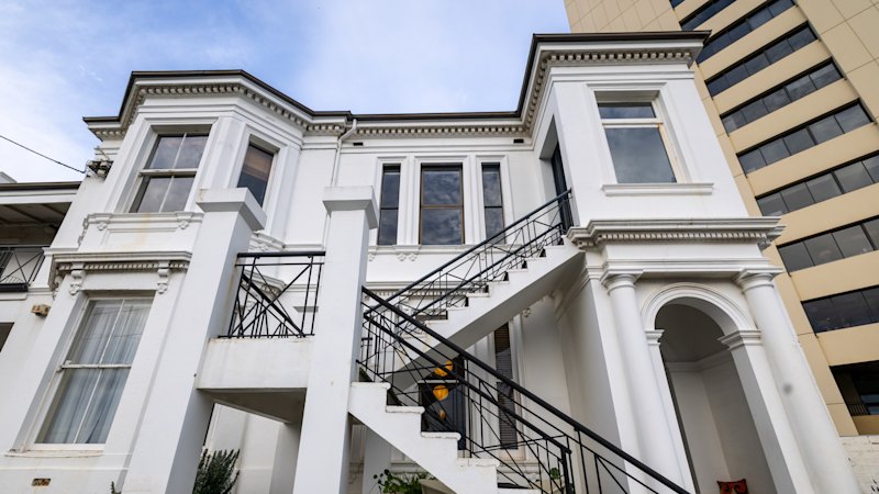 If these walls could talk: AFL legend Ron Barassi’s St Kilda home at Marli Place on the market