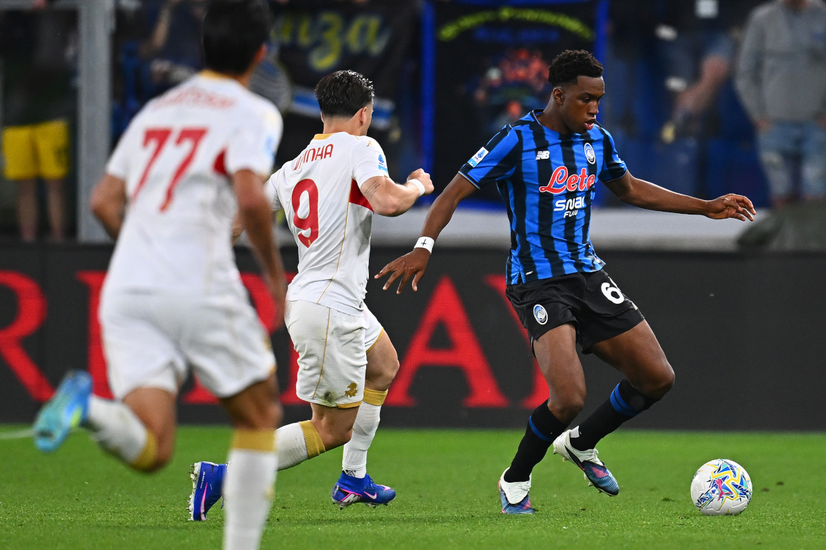 BERGAMO, ITALY - MAY 02: Honest Ahanor of Atalanta BC in action challenges for the ball with Vitinha of Genoa FC during the Serie A match between Atalanta BC and Genoa CFC at Gewiss Stadium on May 02, 2026 in Bergamo, Italy. (Photo by Mattia Ozbot/Getty Images)