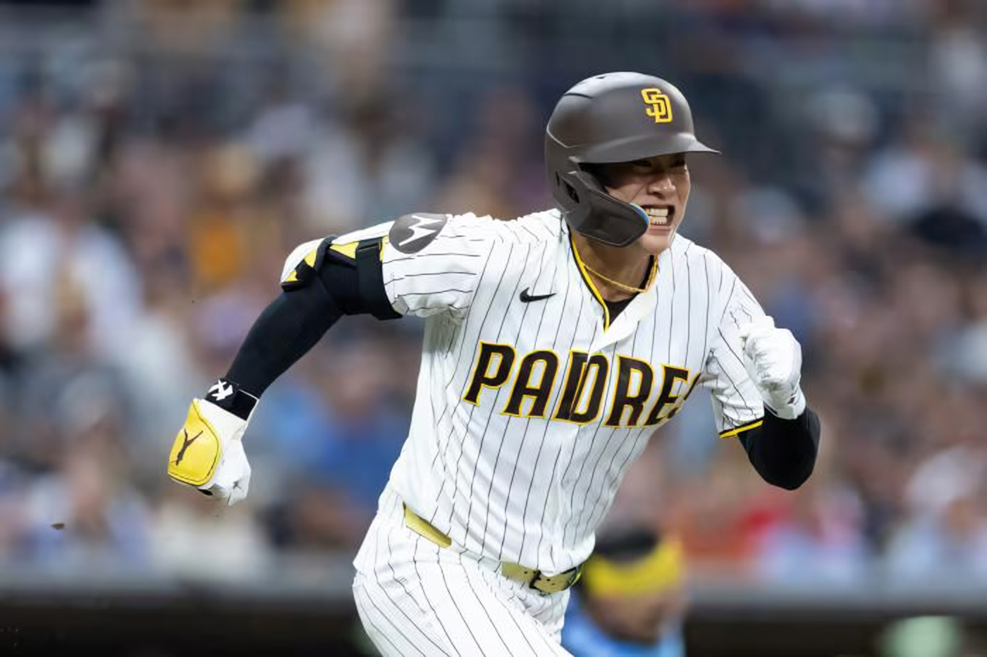 Song Sung-mun of the San Diego Padres runs to first base on a sacrifice bunt during a Major League Baseball regular-season game against the Milwaukee Brewers at Petco Park in San Diego, Aug. 10. AP-Yonhap