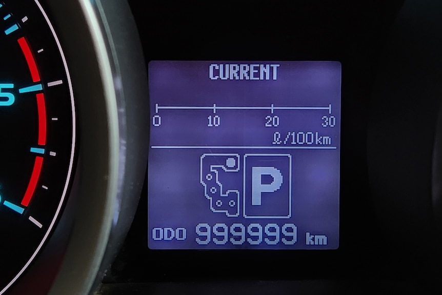 A digital odometer showing 999,999km.