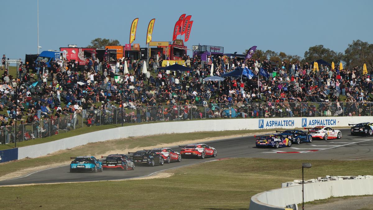 Perth Super 440: More than 40,000 pack Wanneroo Raceway for biggest Supercars crowd in decade
