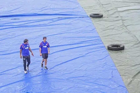 Galle, Aug 16 (IANS) Relentless and stop-start rain since Sunday morning has finally relented to pave the way for play to commence on day two of the first Test between India and Sri Lanka, with action now set to commence at 2:35pm at the Galle International Stadium here on Sunday. 1st Test: Day two’s play to commence at 2:35pm after rain subsides in Galle
