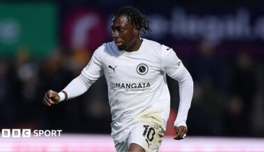 Abdul Abdulmalik dribbling while playing for Boreham Wood