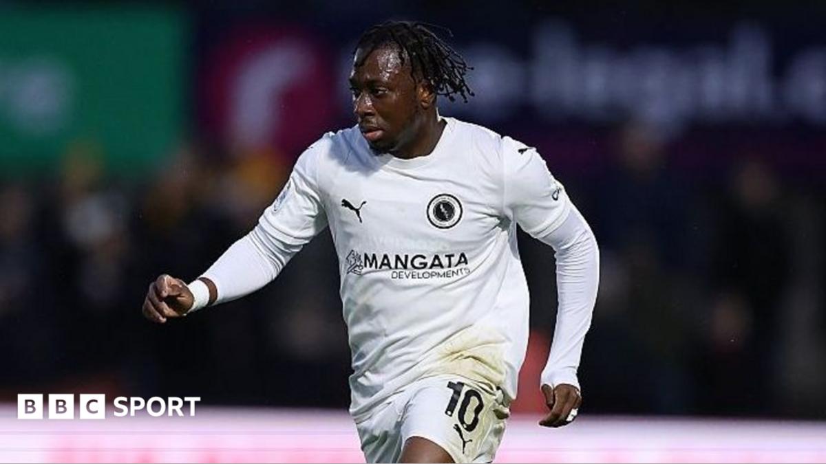 Abdul Abdulmalik dribbling while playing for Boreham Wood