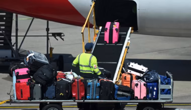 Hundreds of Qantas workers set to strike over pay