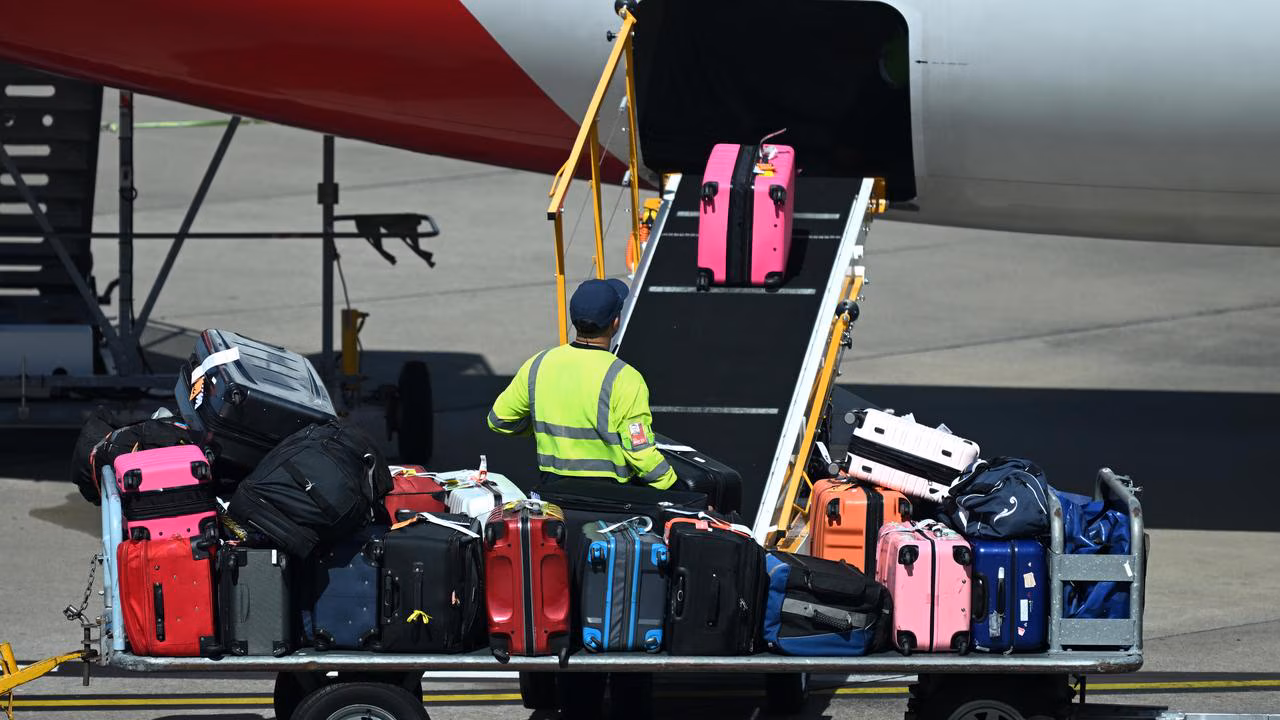 Hundreds of Qantas workers set to strike over pay