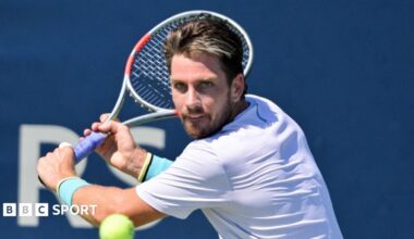 Cameron Norrie plays a shot