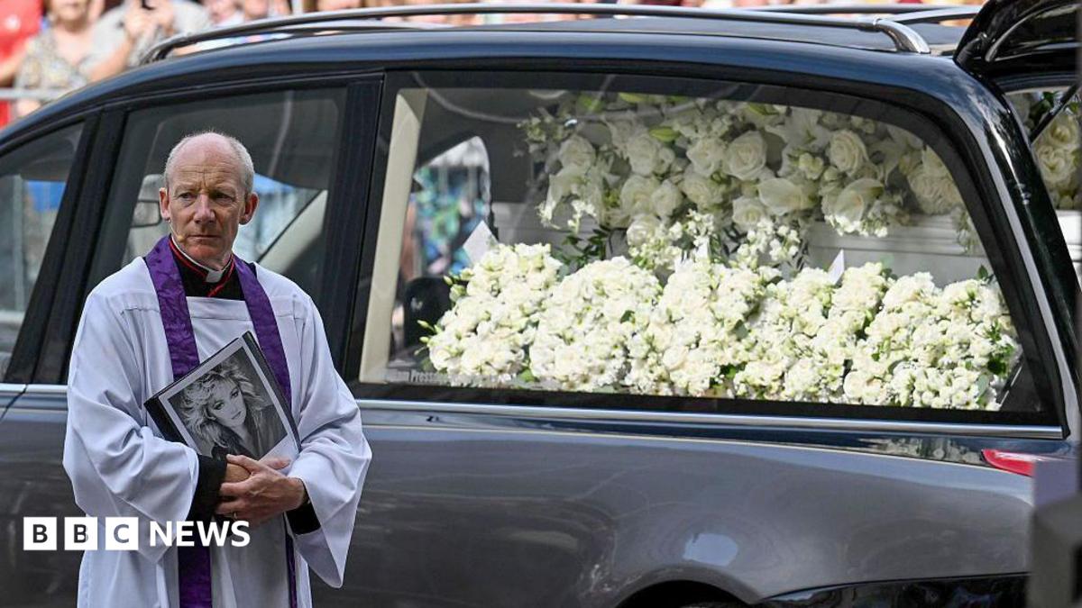 Bonnie Tyler's Swansea funeral begins after coffin arrives to cheers from crowd