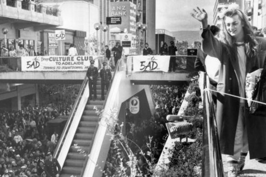 Black and white picture of crowd.