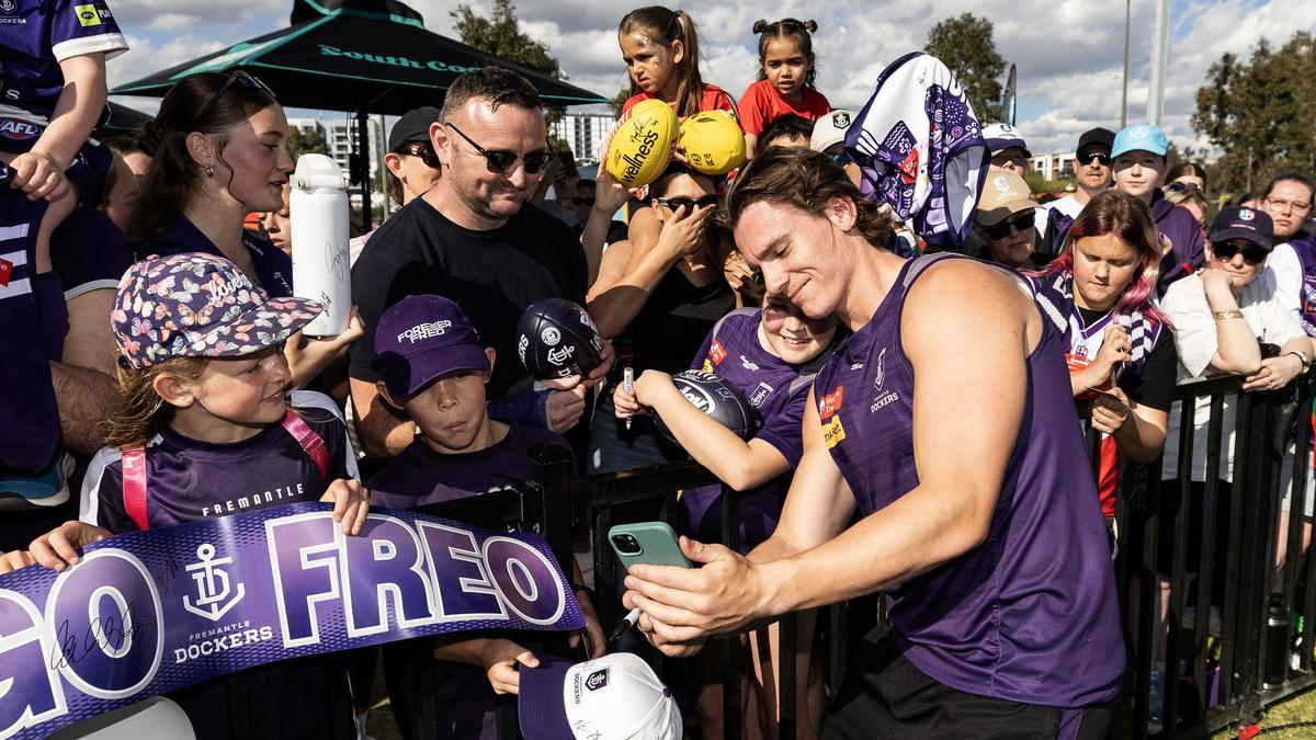 Purple pride on show as Fremantle Dockers’ men’s side get around club’s women’s side ahead of big September