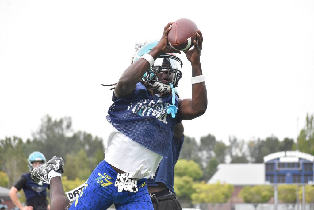 Sayon Rias makes a catch during Auburn Riverside practice. Ben Ray / The Reporter