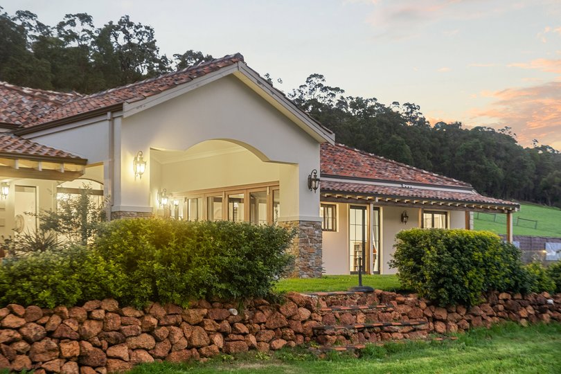 The current owners’ vision was to build a French provincial, Mediterranean-style dwelling which took advantage of the valley views.
