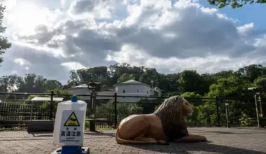 A high temperature warning sign at the Tama Zoological Park in Hino, Japan on Aug 4.