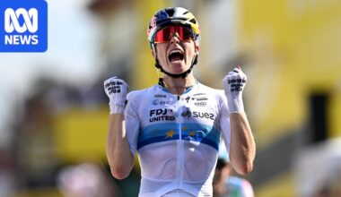 Demi Vollering's stage five win sets up three-way Tour de France Femmes showdown