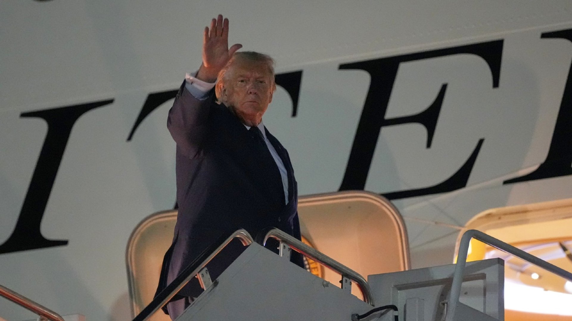 ‘Big headed’ leftie media’s insane ‘pearl clutching’ over plane swap to protect Trump from threat