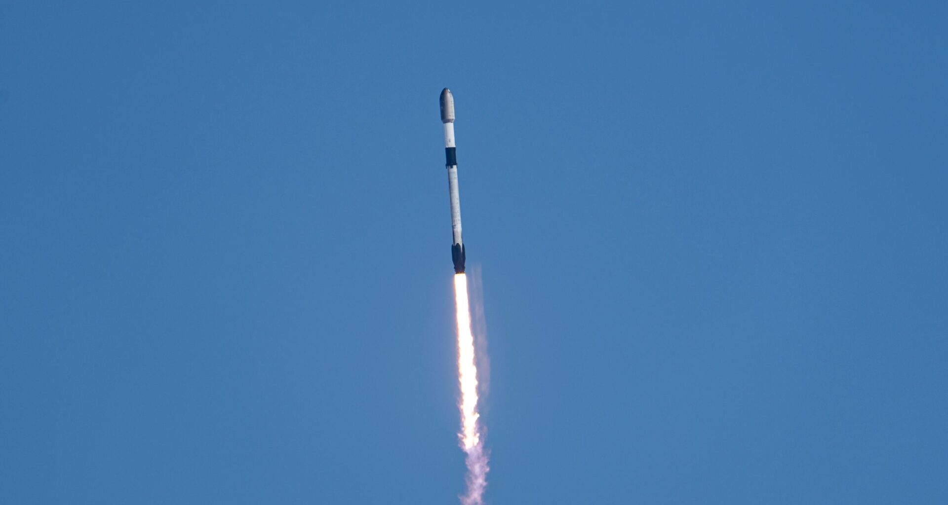 SpaceX launches 24 Starlink satellites to orbit from California (video)