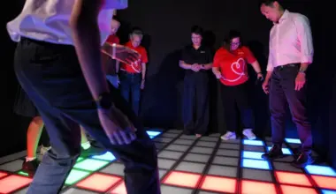 Minister for Health Ong Ye Kung (far right) plays “The Floor is Lava” at the Mind Cove. The immersive, sensory-based learning space allows youths to step into guided scenarios that mirror real digital situations, where they can practise emotional regulation.
