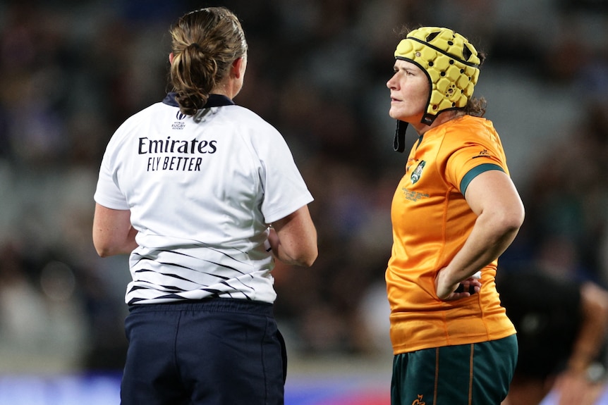 Shannon Parry speaks to a referee during 2022 Women's Rugby World Cup.