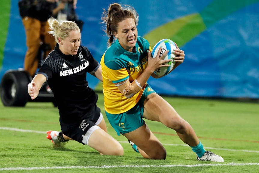 Australia's Evania Pelite scores a try in 2016 Olympic women's rugby sevens final.