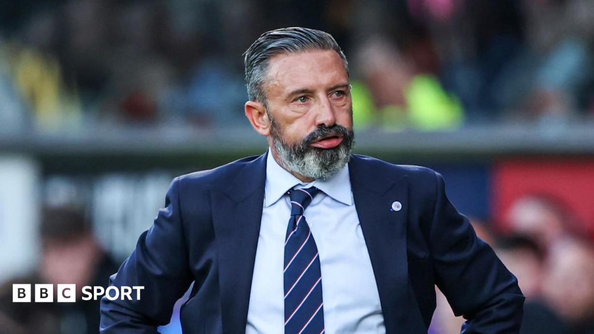 Derek McInnes looks dejected
