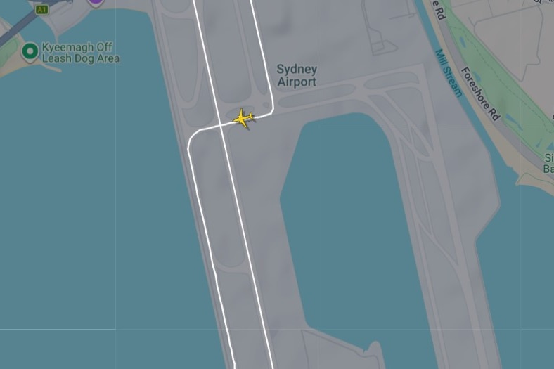 A radar map showing a yellow plane shape on a runway path at Sydney Airport.