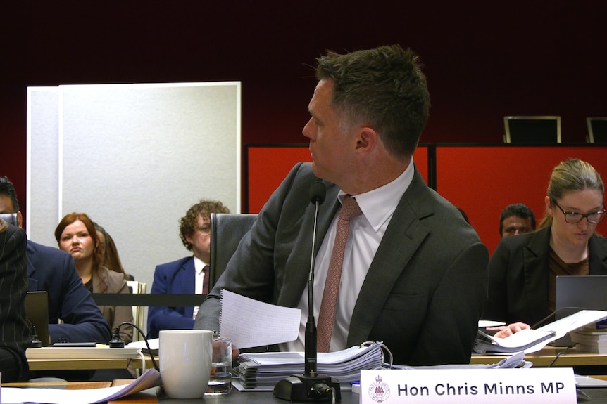 Minns turns to side in parliament