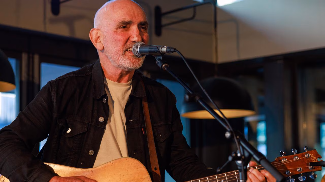 Paul Kelly returns to Kings Cross after 30 years for surprise pub show