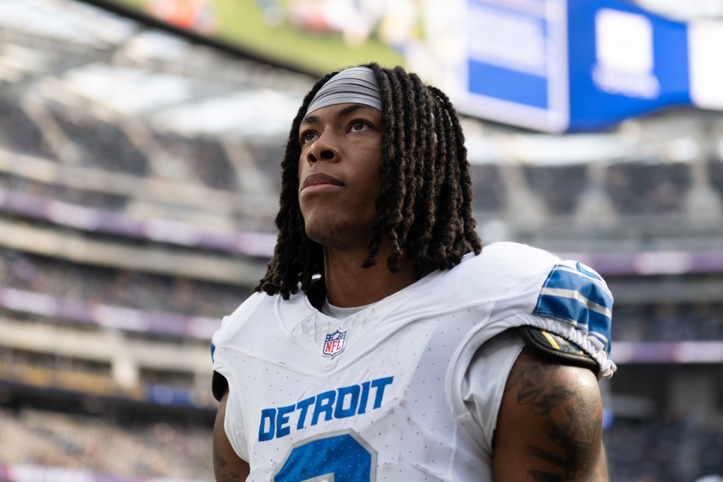 Jahmyr Gibbs in a Detroit Lions jersey with a gray headband.