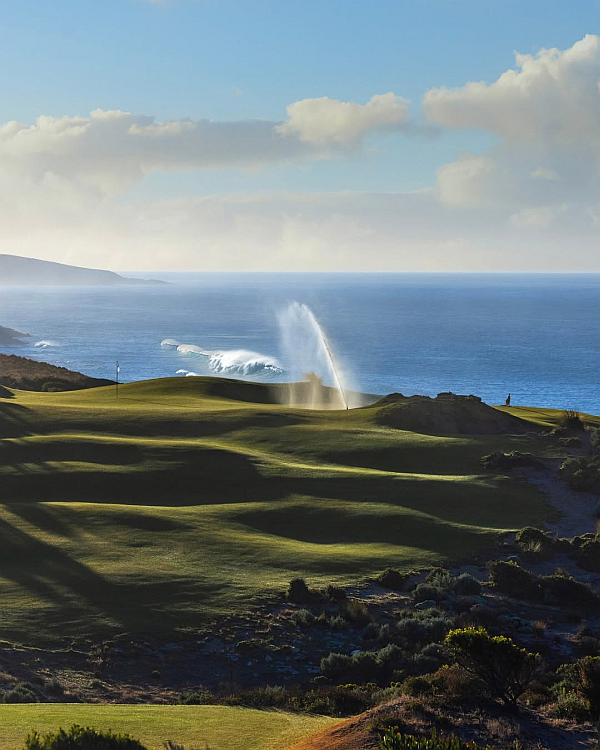Clifftop golf hole at The Cliffs Kangaroo Island.
