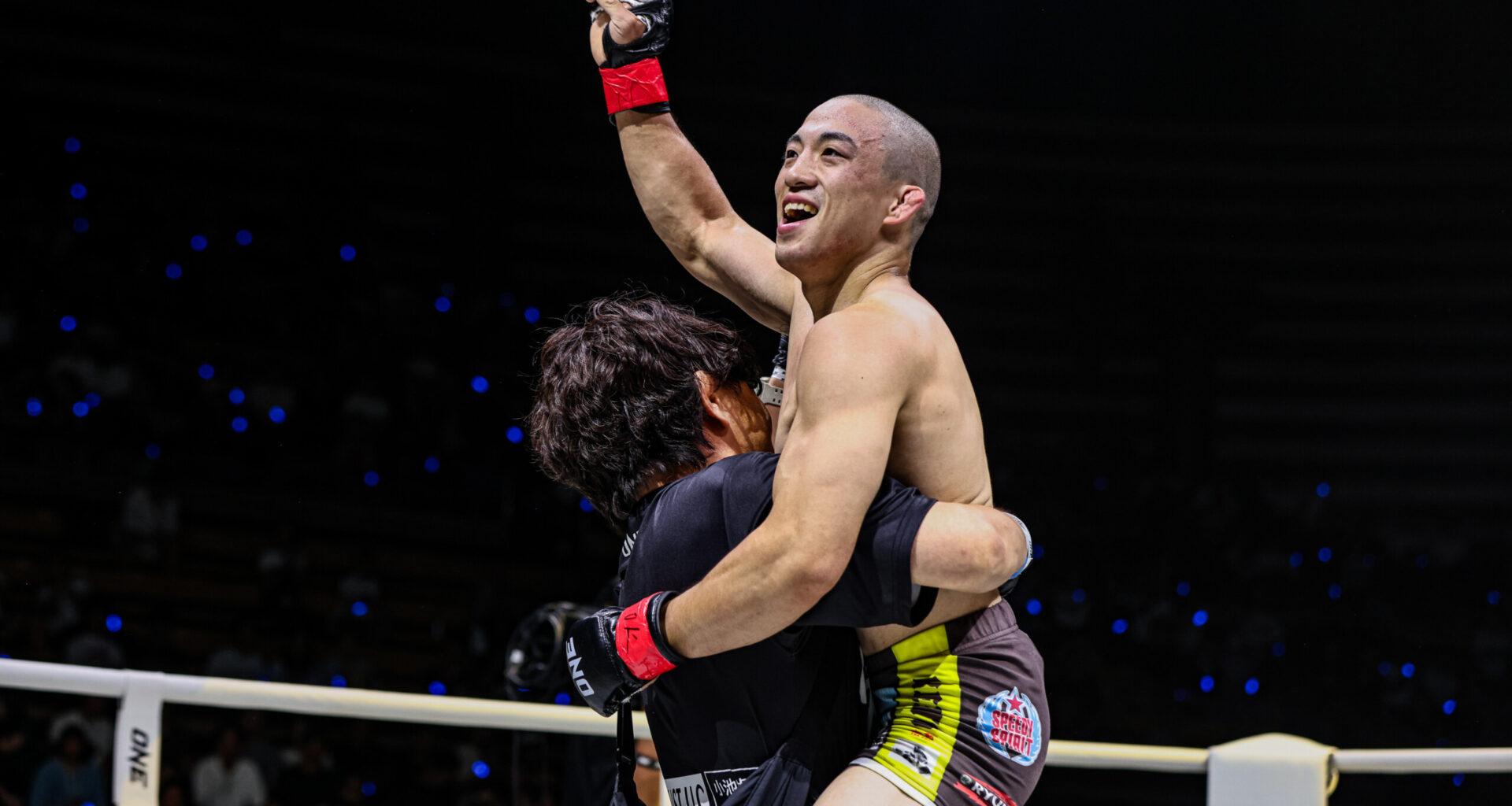 Keito Yamakita celebrates after defeating Koyuru Tanoue at ONE SAMURAI 2