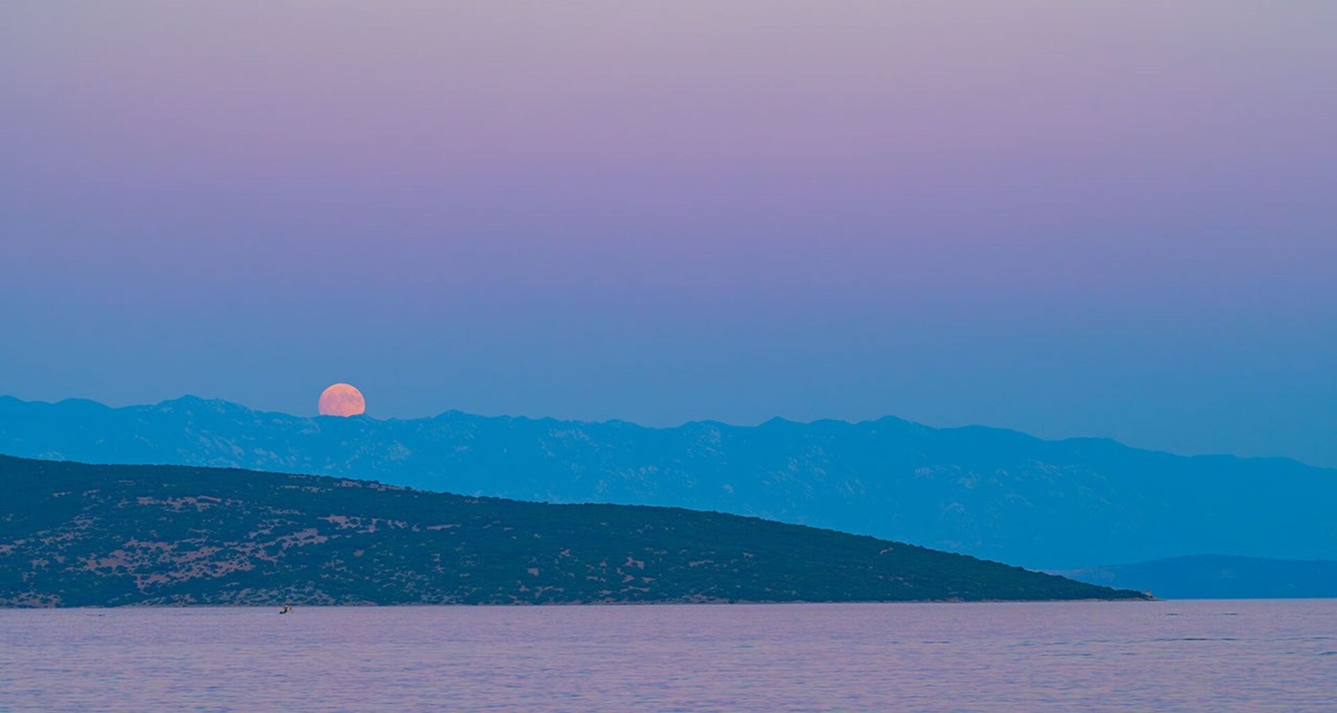 APOD: 2026 August 1 - Buck Moon And Belt Of Venus
