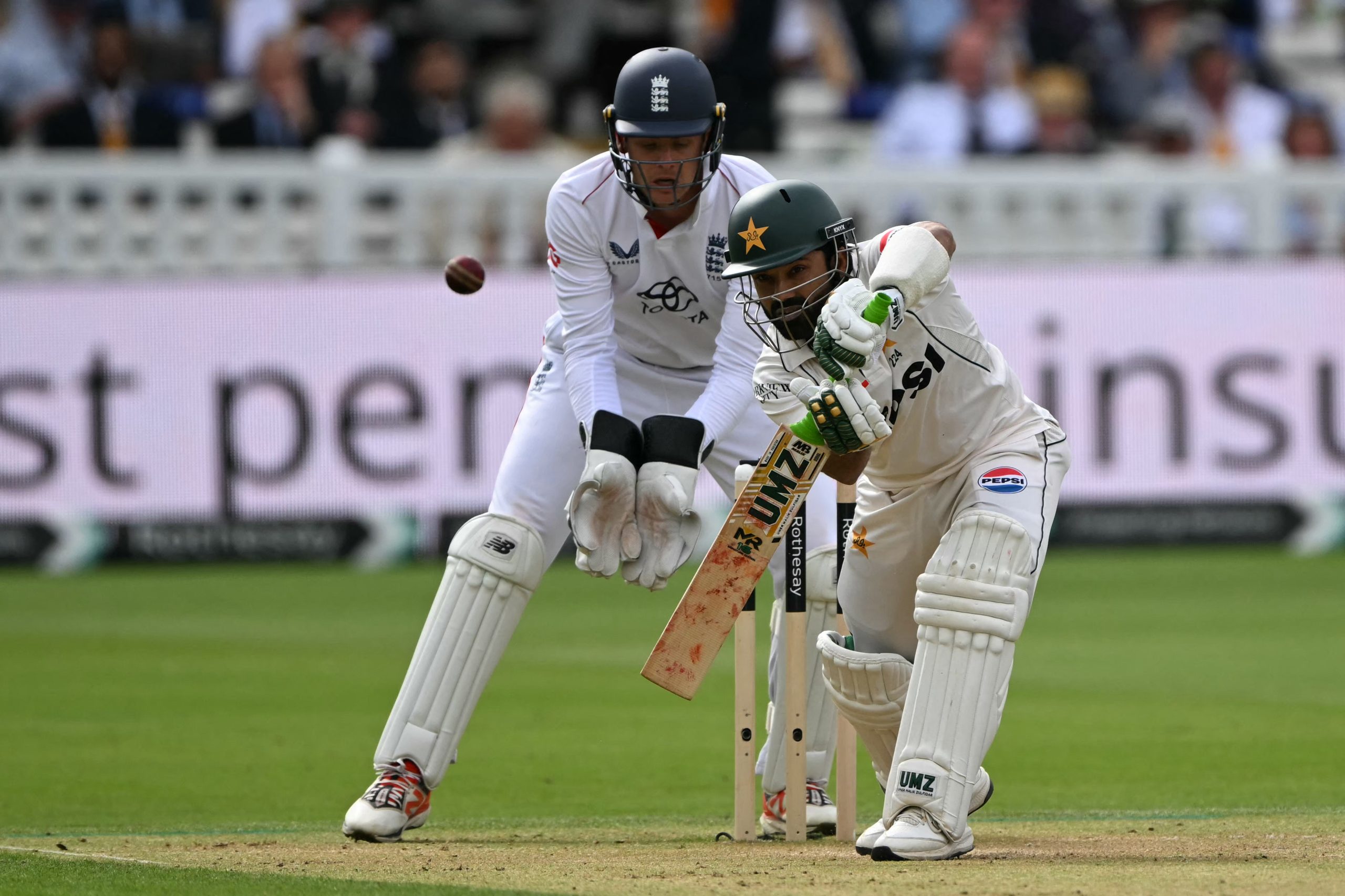 Jamie Smith stands up to Ollie Robinson