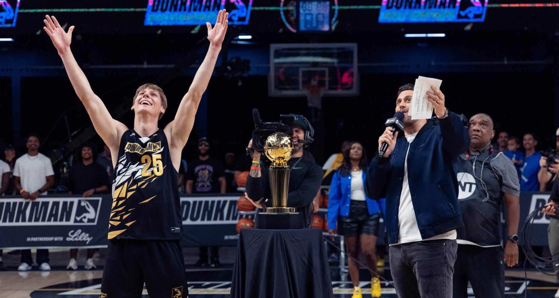 Watch an accounting intern win $500k contest against NBA Dunk Champion Matt McClung