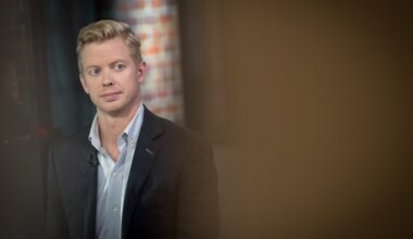 As Reddit stock falls, CEO questions value of Google's AI Overviews