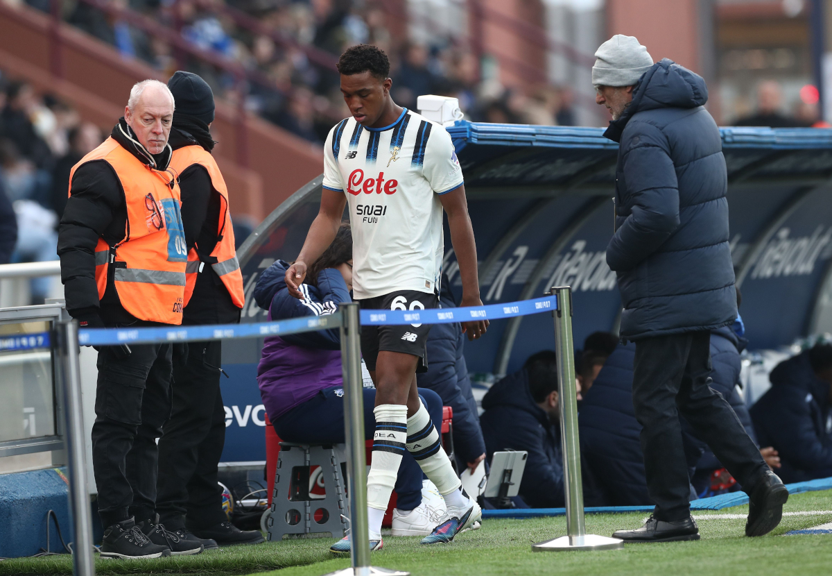 COMO, ITALY - FEBRUARY 01: Honest Ahanor of Atalanta BC walks off after getting a red card during the Serie A match between Como 1907 and Atalanta BC at Giuseppe Sinigaglia Stadium on February 01, 2026 in Como, Italy. (Photo by Marco Luzzani/Getty Images)