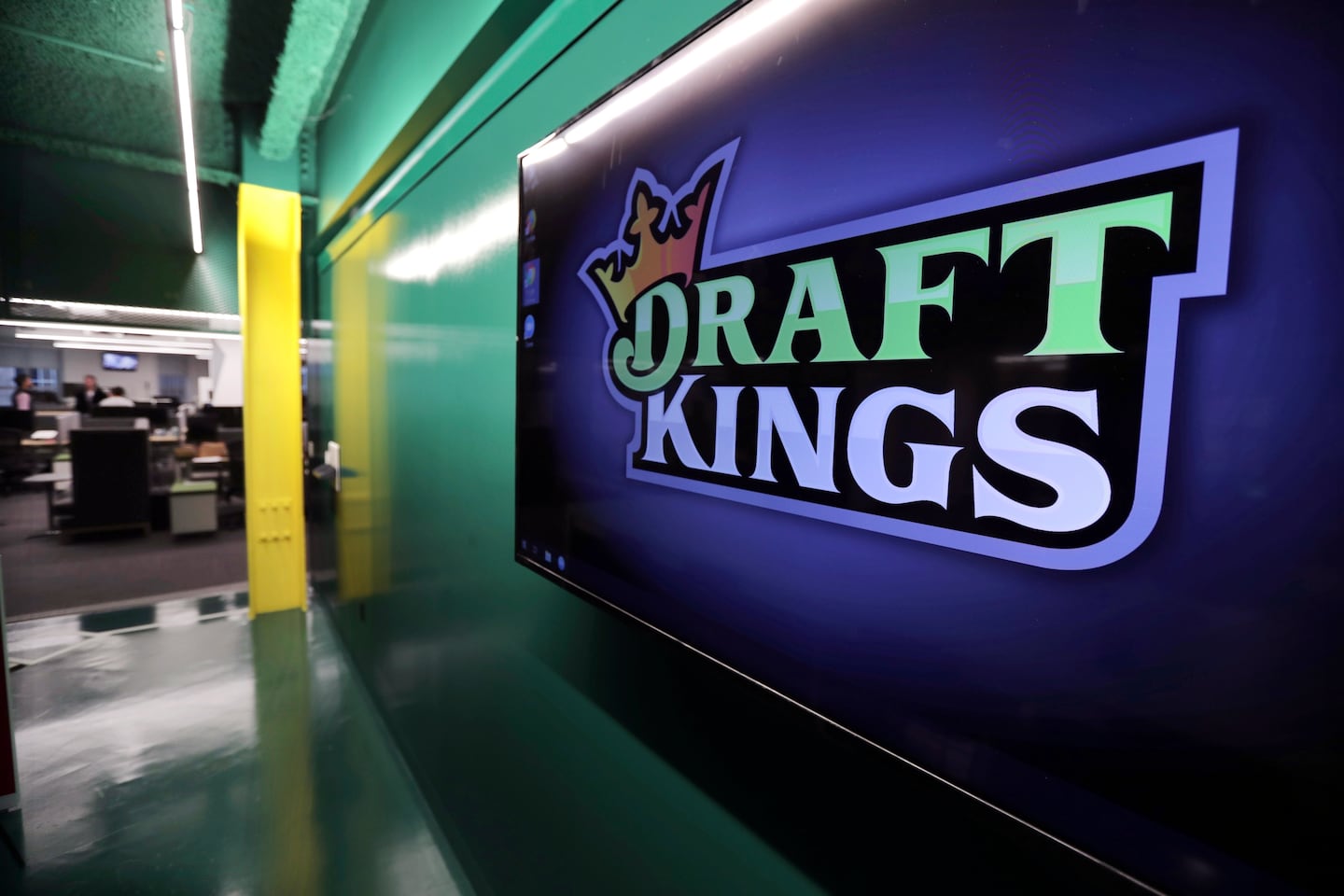 DraftKings reported a surge in new customers in the second quarter, even as revenue and profits fell.