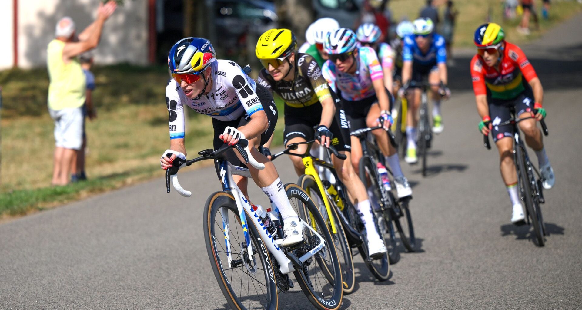 'We have to do a checkup this evening and see how it goes tomorrow' – Demi Vollering suffers early crash on challenging stage 3 of Tour de France Femmes