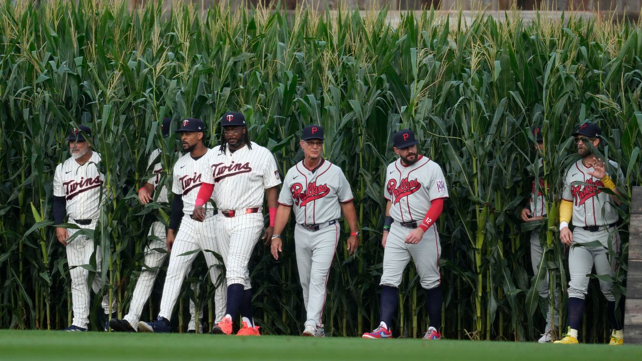 Sights and sounds from MLB's return to Field of Dreams