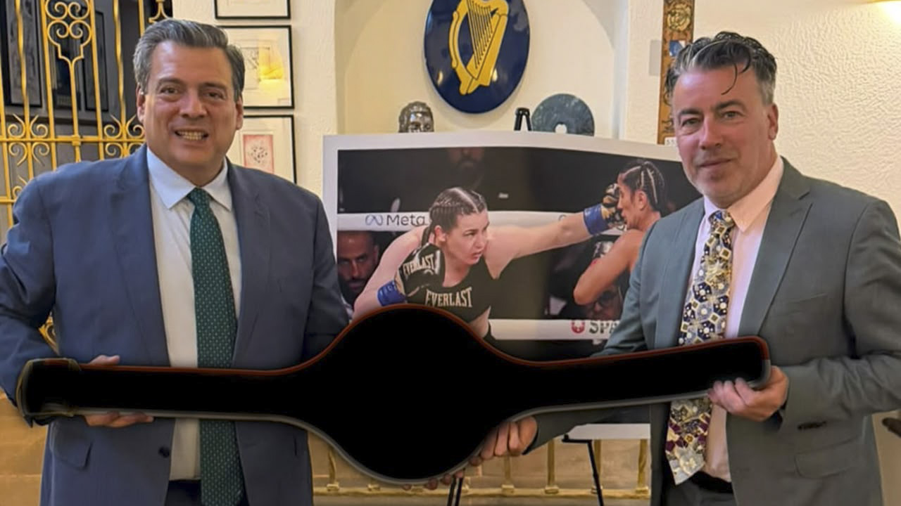 WBC Presents the “Queen of the Celts” Belt to the Ambassador of Ireland in Mexico – World Boxing Council
