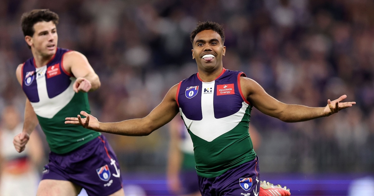 Top of the Docks: Freo clinches minor premiership with gutsy win over Crows