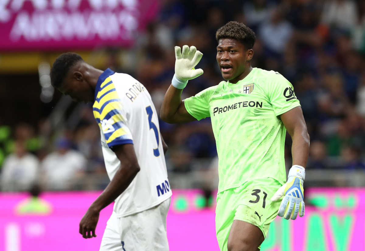 MILAN, ITALY - MAY 03: Zion Suzuki of Parma Calcio 1913 speaks to teammate Abdoulaye Ndiaye during the Serie A match between FC Internazionale and Parma Calcio 1913 at Giuseppe Meazza Stadium on May 03, 2026 in Milan, Italy. (Photo by Marco Luzzani/Getty Images) (Martinez)