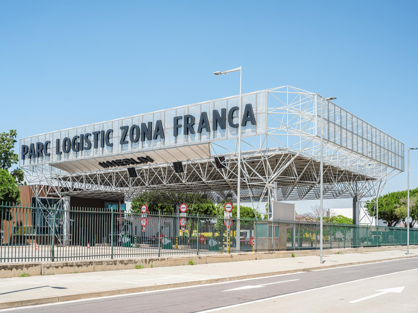 triangulated steel lattice redefines new gateway to barcelona's logistics park - 1